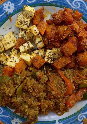 Una foto de Quinoa con verduras y ricota