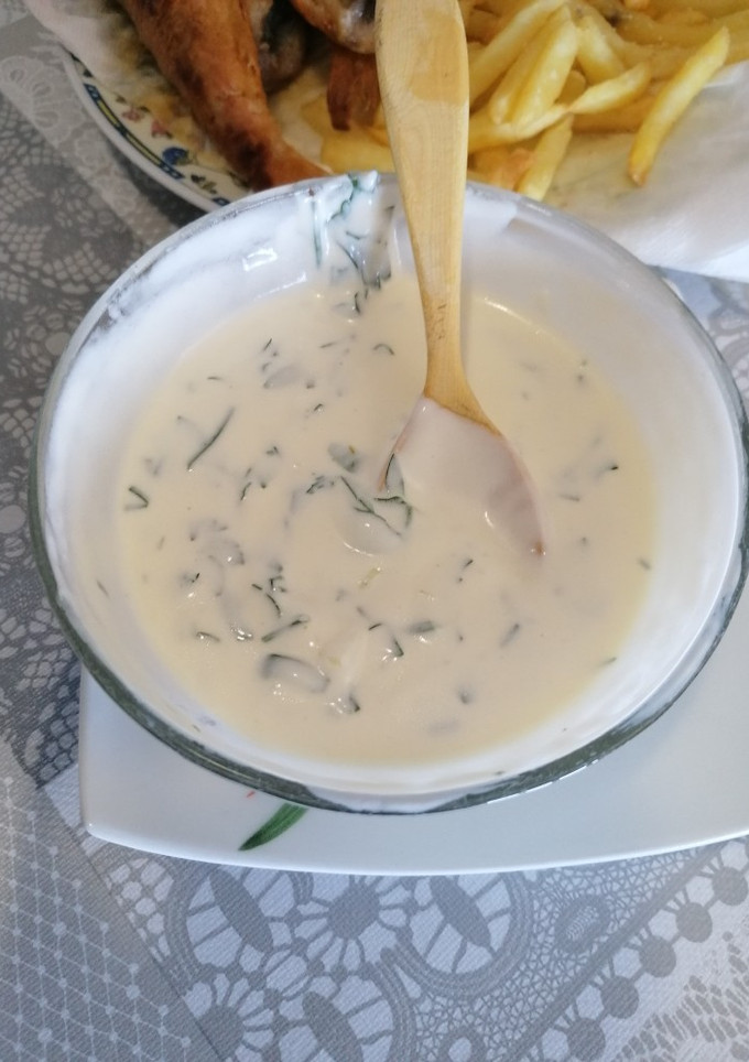 Una foto de 234. Salsa de yogur con ajo y perejil