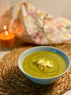 Una foto de Crema de calabacín con jengibre y tomillo
