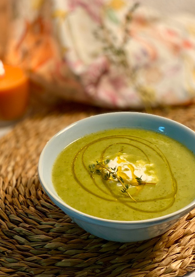 Una foto de Crema de calabacín con jengibre y tomillo