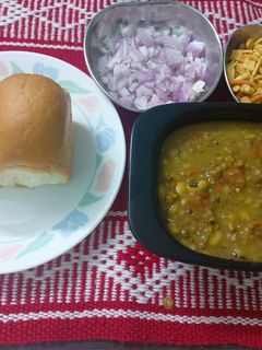 मिसल पाव(misal pav recipe in hindi) रेसिपी मुख्य फोटो