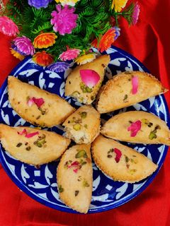 बेक्ड गुंजिया (Baked Gujiya recipe in Hindi) रेसिपी मुख्य फोटो