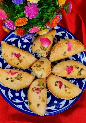 बेक्ड गुंजिया (Baked Gujiya recipe in Hindi) रेसिपी मुख्य फोटो