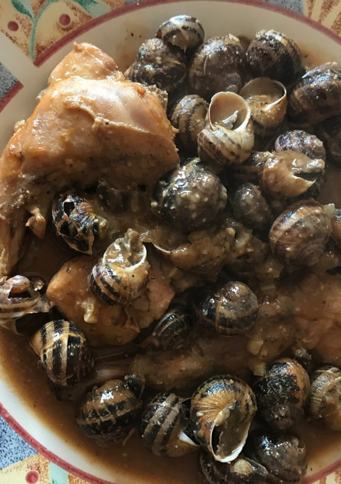 Una foto de Caracoles con conejo