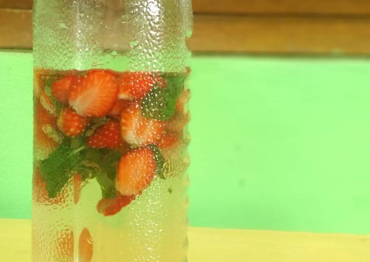 Cara termudah untuk Tips Makan di DimeInfused Water Strawberry Mint