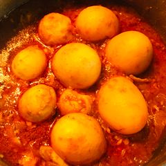 A picture of Egg curry with keema filling.