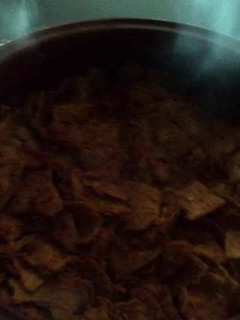 Una foto de Chilaquiles rancheros de chile de árbol pobres, picosos