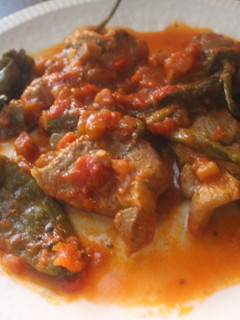 Una foto de Cabezada de cerdo con tomate de bote