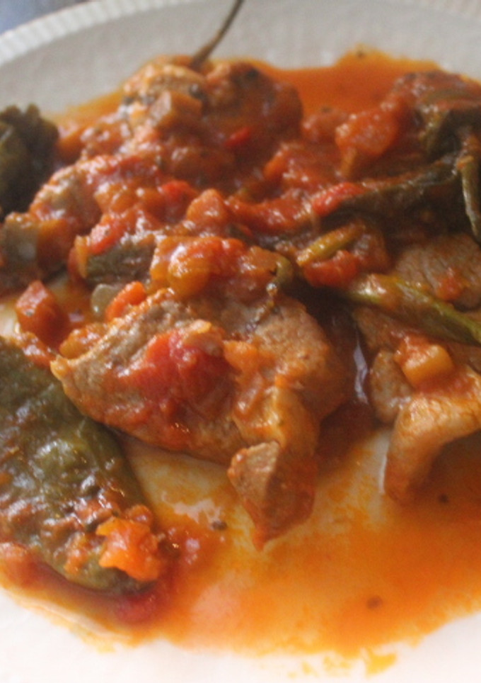 Una foto de Cabezada de cerdo con tomate de bote