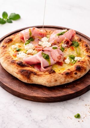 Una foto de Pizza de mortadela de Bolonia y pesto