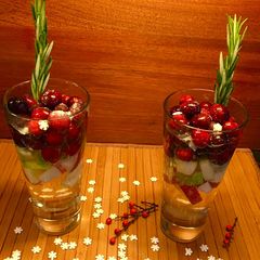 A picture of Nonalcoholic Cranberry & Rosemary "Christmas" Sangria: 🎄🎄🎅🤶🏻❄️❄️❄️☃️.