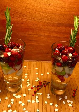A picture of Nonalcoholic Cranberry & Rosemary "Christmas" Sangria: 🎄🎄🎅🤶🏻❄️❄️❄️☃️.