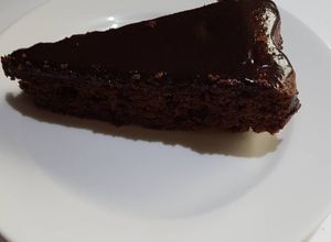 صورة لوصفة كيكة الشوكولاته مع الصوص