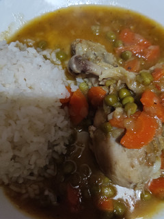 Una foto de Pollo guisado con zumo de manzana y uva