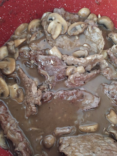 Una foto de Filete de res en gravy de champiñones