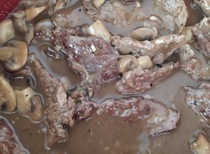 Una foto de Filete de res en gravy de champiñones