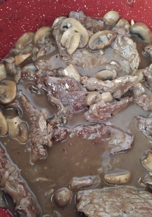 Una foto de Filete de res en gravy de champiñones
