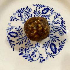 A picture of Peanut Butter and Dates Power Balls.