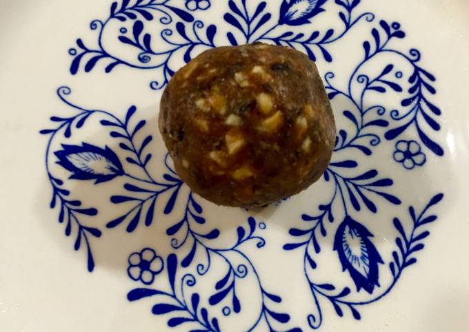 Peanut Butter and Dates Power Balls