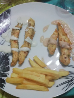 Una foto de Tiras de pollo con dos salsas