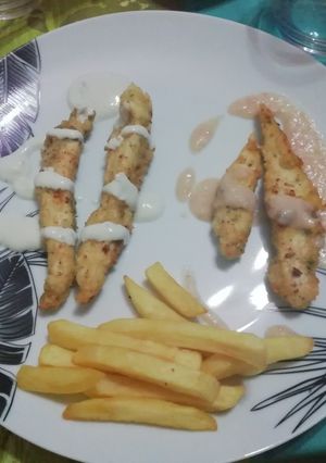 Una foto de Tiras de pollo con dos salsas