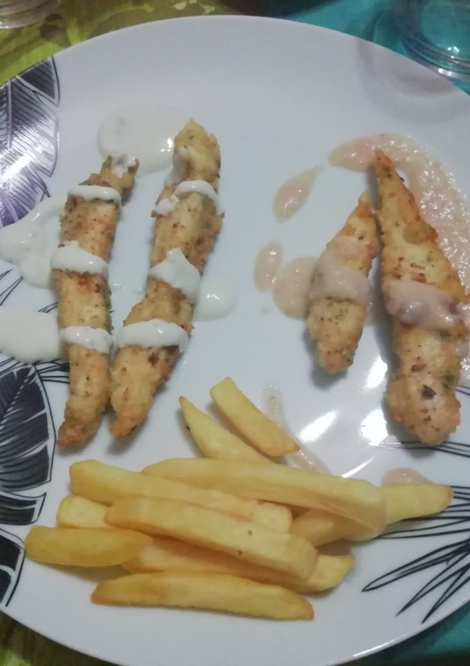 Una foto de Tiras de pollo con dos salsas