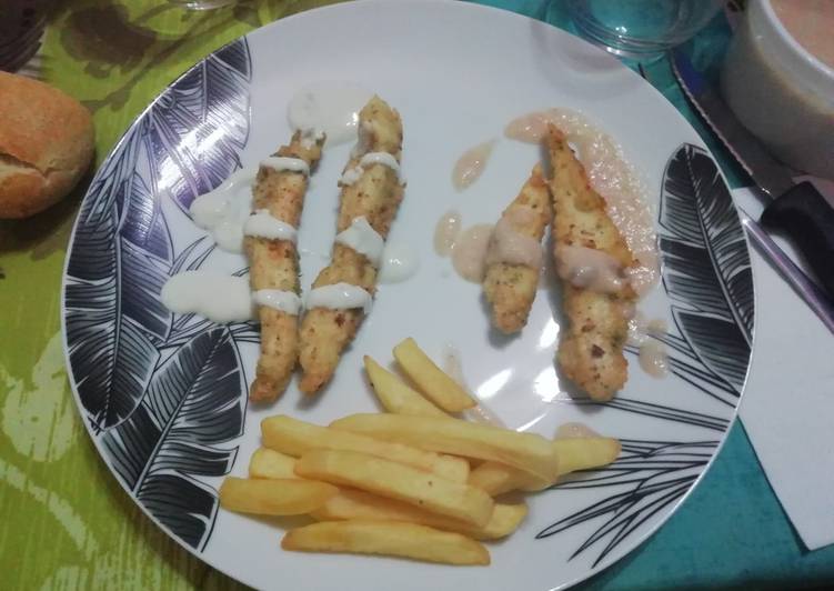 Tiras de pollo con dos salsas