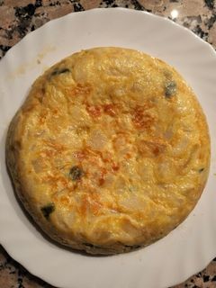 Una foto de Tortilla de patatas, cebolla y pimiento verde