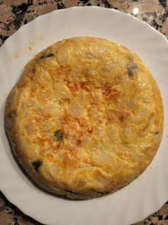 Una foto de Tortilla de patatas, cebolla y pimiento verde