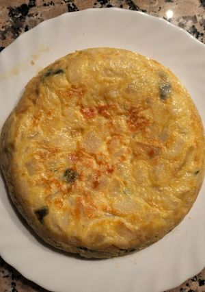 Una foto de Tortilla de patatas, cebolla y pimiento verde