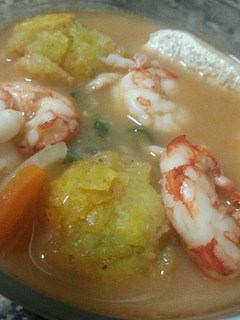 Una foto de Caldo de pescado con mofongo