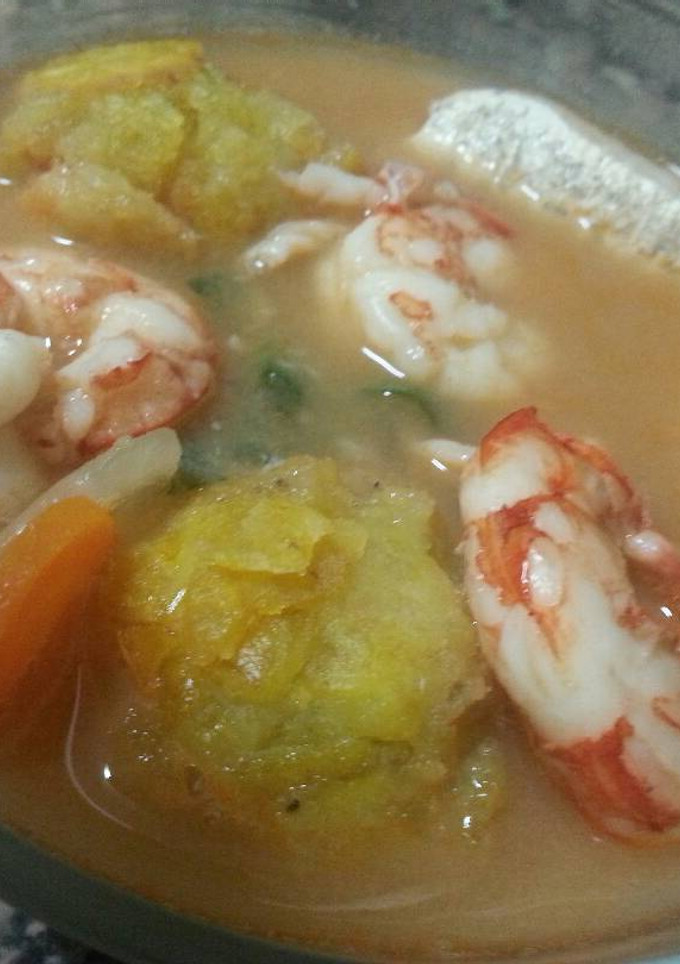 Una foto de Caldo de pescado con mofongo