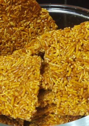 સેવની ચીકી(Sev Chikki Recipe in Gujarati) રેસીપી મુખ્ય ફોટો