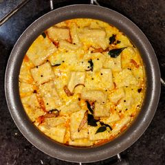 A picture of Kadhi pakoda.