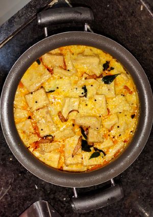 A picture of Kadhi pakoda.