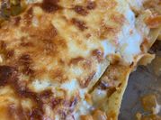 Una foto de lasagna vegetariana