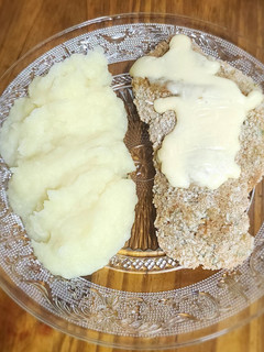 Una foto de Milanesa con puré de papas