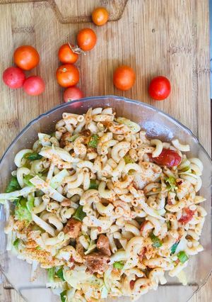 A picture of Mac and Veg Salad.