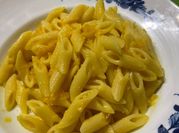 Una foto di cipolla pasta penne