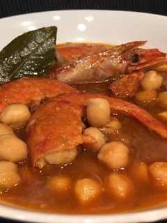 Una foto de Garbanzos con gambones