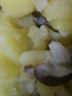 Una foto de Patatas con setas variadas😋🍽