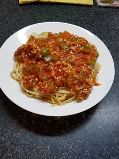 Una foto de Espaguetis tricolores con salsa de tomate frito y verduras
