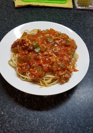 Una foto de Espaguetis tricolores con salsa de tomate frito y verduras