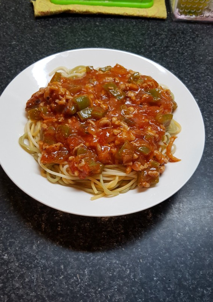 Una foto de Espaguetis tricolores con salsa de tomate frito y verduras