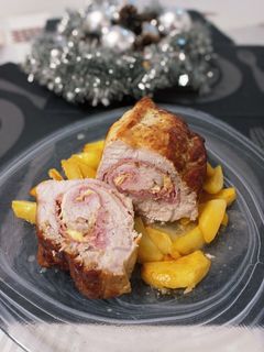 Una foto de Lomo de cerdo relleno y patatas al vino