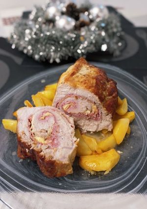 Una foto de Lomo de cerdo relleno y patatas al vino