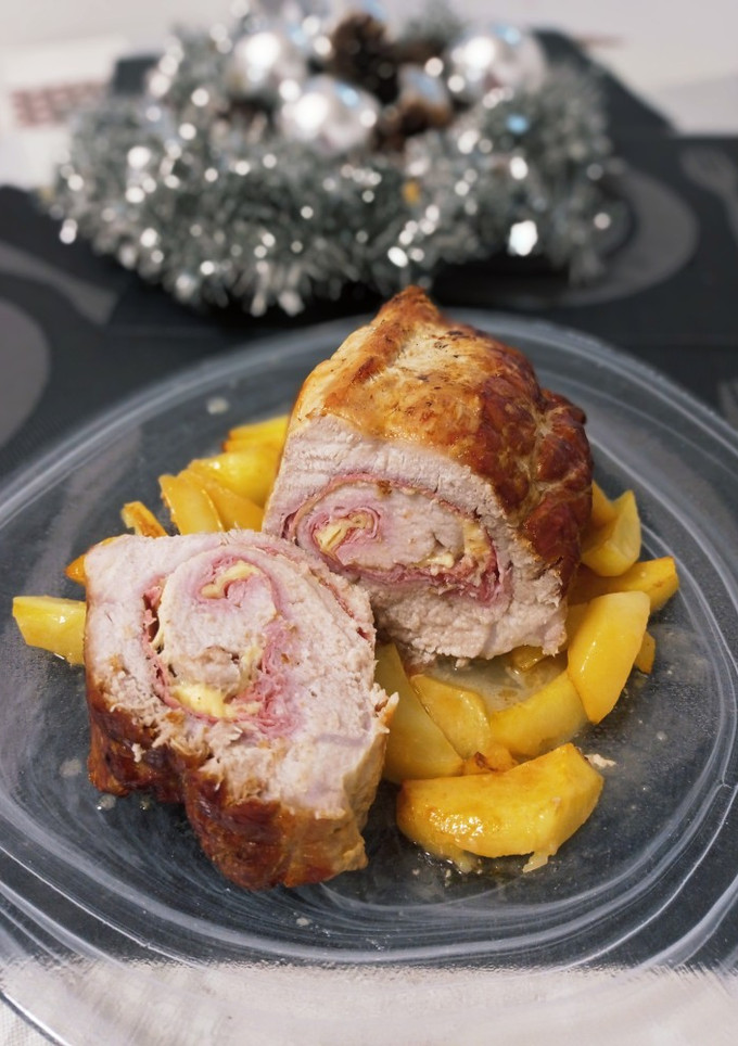 Una foto de Lomo de cerdo relleno y patatas al vino