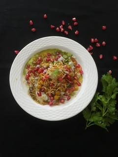 आलू मटर टिक्की चाट (Aloo matar tikki chaat recipe in Hindi) रेसिपी मुख्य फोटो