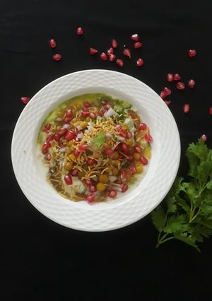 A picture of Aloo Matar Tikki Chaat.