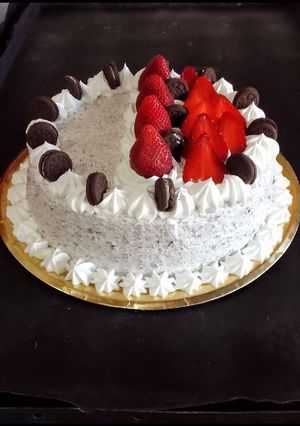 Una foto de Torta casera crema oreo